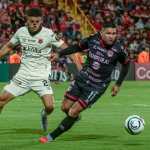 AMDEP9743. ALAJUELA (COSTA RICA), 29/07/2026.- Yeison Molina (i) de Alajuelense disputa el balón con Steven Cárdenas de Xelajú este miércoles, en un partido de la Copa Centroamericana Concacaf entre LD Alajuelense y Xelajú, en el estadio Alejandro Morera Soto en Alejuela (Costa Rica). EFE/ Alexander Otarola