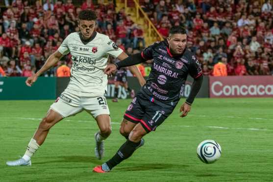 AMDEP9743. ALAJUELA (COSTA RICA), 29/07/2026.- Yeison Molina (i) de Alajuelense disputa el balón con Steven Cárdenas de Xelajú este miércoles, en un partido de la Copa Centroamericana Concacaf entre LD Alajuelense y Xelajú, en el estadio Alejandro Morera Soto en Alejuela (Costa Rica). EFE/ Alexander Otarola