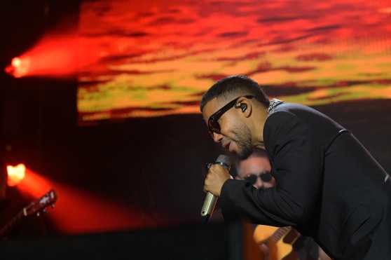 A CORUÑA, 30/07/2026.- Los musicos y cantantes estadounidenses Romeo Santos (en la imagen) y Prince Royce durante el concierto que han ofrecido este jueves en el Muelle de Bateria de A Coruña incluido en su gira ´Mejor tarde que nunca´. EFE / Moncho Fuentes.
