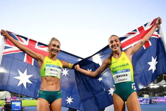 Glasgow (United Kingdom), 30/07/2026.- Silver medalist Jess Hull (L) of Australia and gold medalist Rose Davies (R) of Australia celebrate after the Women's 5000m Final of the Glasgow 2026 Commonwealth Games in Glasgow, Scotland, 30 July 2026. (5000 metros, Reino Unido) EFE/EPA/JOEL CARRETT AUSTRALIA AND NEW ZEALAND OUT EDITORIAL USE ONLY