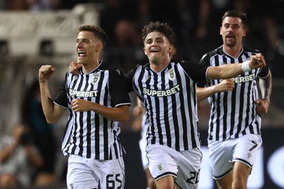 THESSALONIKI (Greece), 30/07/2026.- Giannis Konstantelias (L) of PAOK celebrates with teammates after scoring the opening goal during UEFA Europa League qualification soccer match between PAOK and Dynamo Kyiv, in Thessaloniki, Greece, 30 July 2026. (Grecia, Salónica, Kiev) EFE/EPA/ACHILLEAS CHIRAS