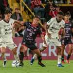 AMDEP9743. ALAJUELA (COSTA RICA), 29/07/2026.- Juanpi Añor (i) de Alajuelense disputa el balón con Juan Cardona de Xelajú este miércoles, en un partido de la Copa Centroamericana Concacaf entre LD Alajuelense y Xelajú, en el estadio Alejandro Morera Soto en Alejuela (Costa Rica). EFE/ Alexander Otarola