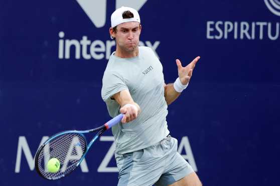 MEX8974. LOS CABOS (MÉXICO), 29/07/2026.- El tenista estadounidense Tristan Boyer devuelve una pelota al argentino Francisco Cerúndolo este miércoles, durante el Torneo Mifel Tennis Open by Telcel Oppo Los Cabos, en el estado de Baja California Sur (México). EFE/Jorge Reyes