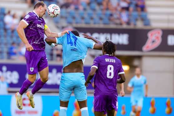 GHENT (Belgium), 30/07/2026.- Nazarii Muravskyi of LNZ Cherkasy and Josue Vergara of Gent in action during the UEFA Europa Conference League qualifiers second round soccer match between KAA Gent and LNZ Cherkasy in Ghent, Belgium, 30 July 2026. (Bélgica, Gante) EFE/EPA/OLIVIER MATTHYS