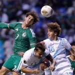 MEX9111. PUEBLA (MÉXICO), 30/07/2026.- Luis Gómez (i) de México disputa el balón con Cristobal Alfaro (c) y Jeffrey Interiano de Guatemala este jueves, en un partido del Campeonato sub-20 de la Concacaf entre México y Guatemala en el estadio Cuauhtémoc, en Puebla (México). EFE/ Hilda Ríos