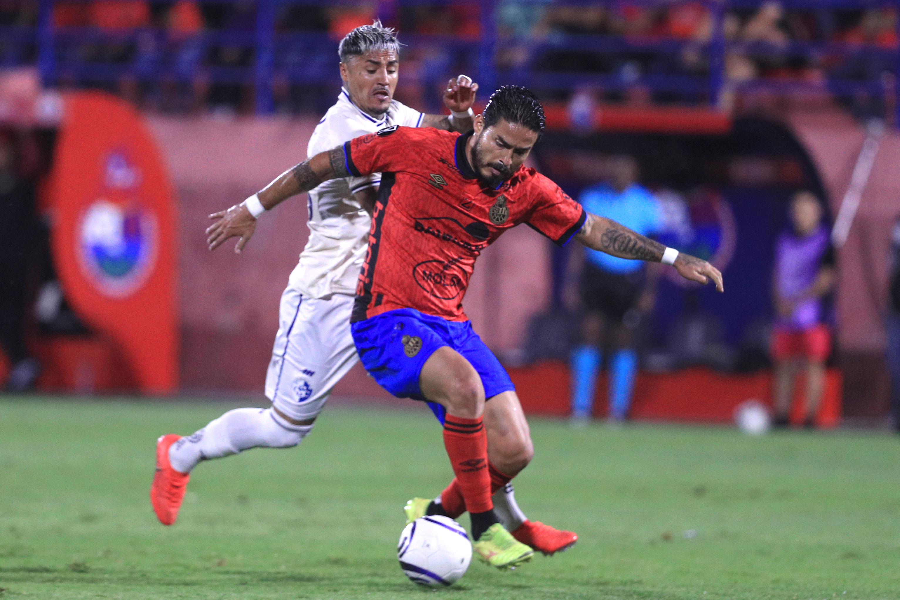 AME4860. CIUDAD DE GUATEMALA (GUATEMALA), 30/07/2026.- Carlos Estrada (adelante) de Municipal disputa el balón con Juan Gaete de Cartaginés este jueves, en un partido de la Copa Centroamericana Concacaf entre Municipal y Cartaginés en el estadio El Trébol, en Ciudad de Guatemala (Guatemala). EFE / Fernando Ruiz