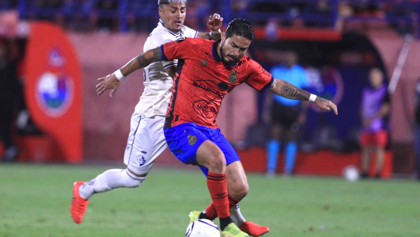 AME4860. CIUDAD DE GUATEMALA (GUATEMALA), 30/07/2026.- Carlos Estrada (adelante) de Municipal disputa el balón con Juan Gaete de Cartaginés este jueves, en un partido de la Copa Centroamericana Concacaf entre Municipal y Cartaginés en el estadio El Trébol, en Ciudad de Guatemala (Guatemala). EFE / Fernando Ruiz