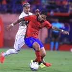 AME4860. CIUDAD DE GUATEMALA (GUATEMALA), 30/07/2026.- Carlos Estrada (adelante) de Municipal disputa el balón con Juan Gaete de Cartaginés este jueves, en un partido de la Copa Centroamericana Concacaf entre Municipal y Cartaginés en el estadio El Trébol, en Ciudad de Guatemala (Guatemala). EFE / Fernando Ruiz