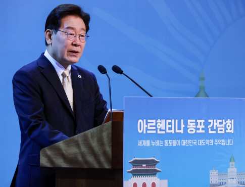 BUENOS AIRES (Argentina), 01/08/2026.- South Korean President Lee Jae Myung speaks during a meeting with members of the South Korean community in Argentina at a hotel in Buenos Aires, Argentina, 31 July 2026. President Lee Jae Myung is visiting Argentina as part of his tour of various Latin American countries. (Corea del Sur) EFE/EPA/YONHAP SOUTH KOREA OUT