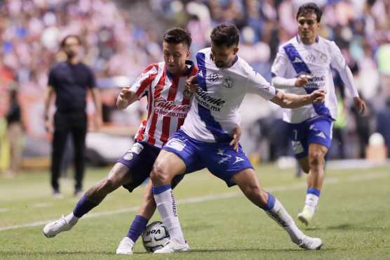 MEX9232. PUEBLA (MÉXICO), 31/07/2026.- Sergio Sanabria (d) de Puebla disputa el balón con Roberto Alvarado de Guadalajara este viernes, en un partido de la Liga Mx entre Puebla y Guadalajara en el estadio Cuauhtémoc, en Puebla (México). EFE/ Hilda Ríos