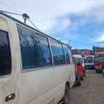 Usuarios esperan transporte en Quetzaltenango luego de que los buses suspendieran el servicio por el alza del combustible y el anuncio de un aumento al pasaje a partir del 31 de julio. (Foto Prensa Libre: Lucero Sapalú)