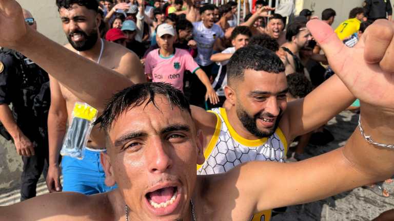 “La situación está fuera de control”: España moviliza al ejército ante el cruce de miles de migrantes desde Marruecos a Ceuta que ha dejado al menos 1