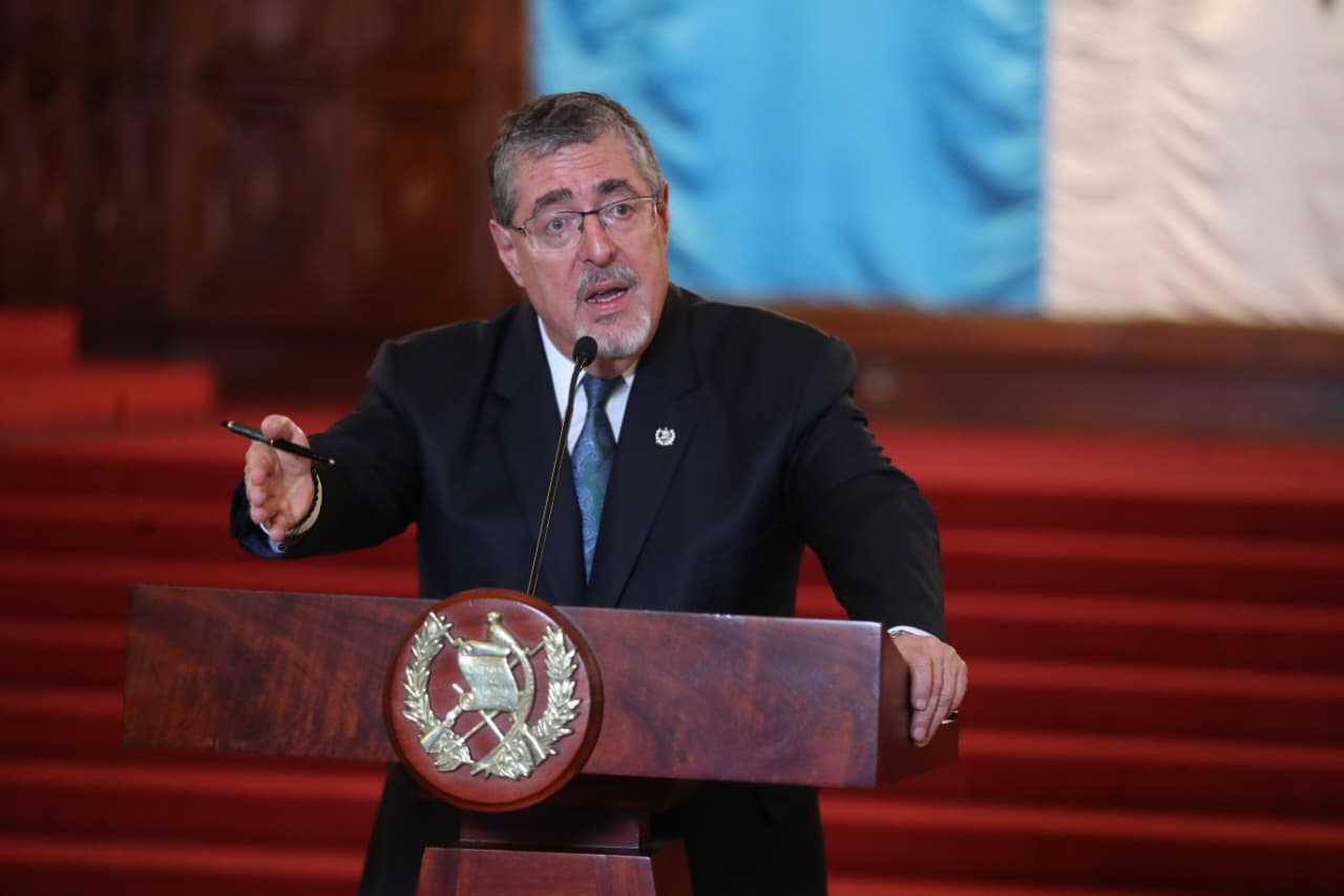 El presidente Bernardo Arévalo anuncia, durante una conferencia de prensa en el Palacio Nacional de la Cultura, el envío al Congreso de una iniciativa de ley para otorgar un subsidio temporal a los combustibles. (Foto Prensa Libre: Esbin García)