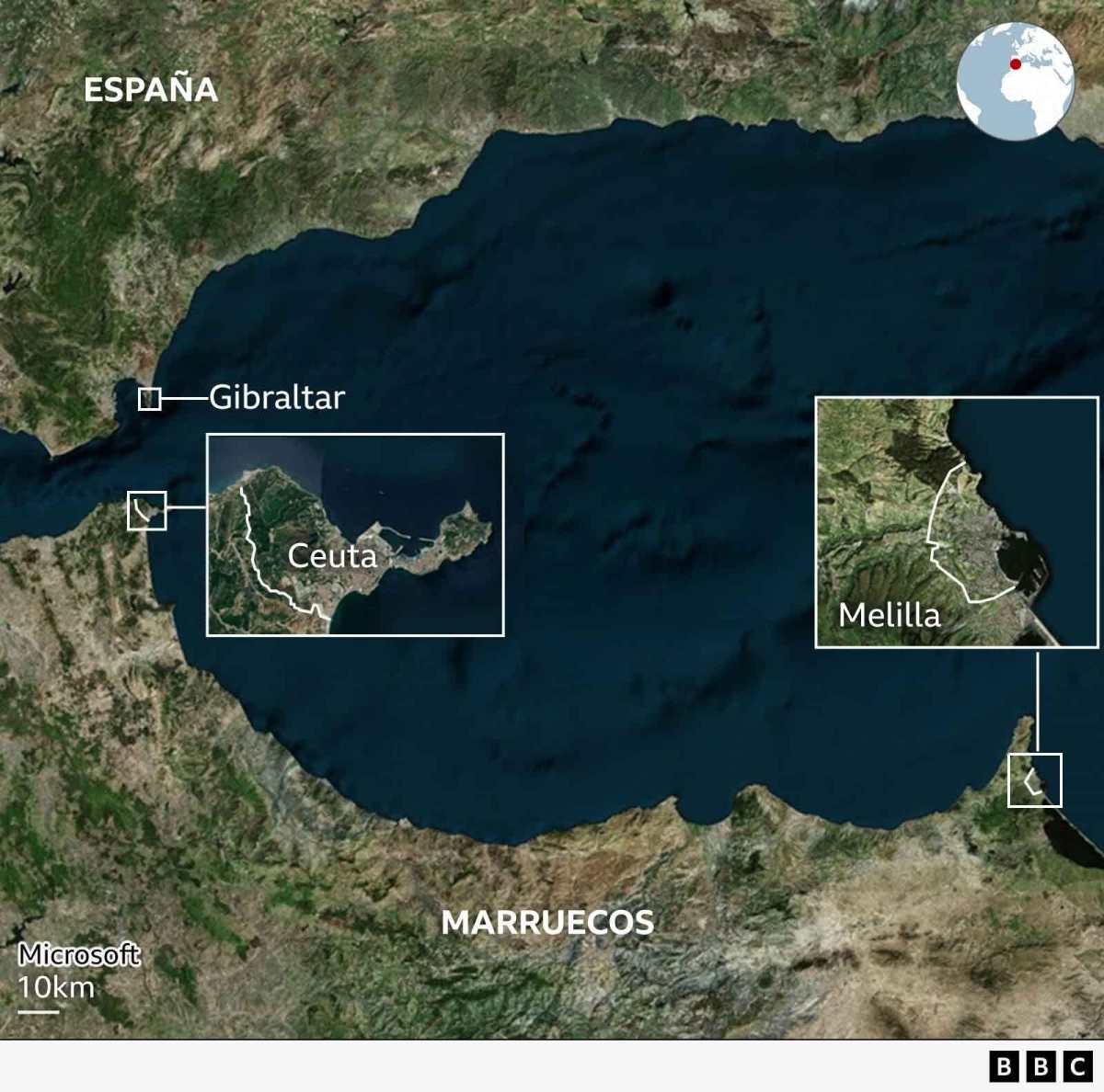Composición que muestra un mapa de la frontera entre Marruecos y España y un grupo de personas tratando de cruzar a nado en el mar. En el fondo se ve un bote.
