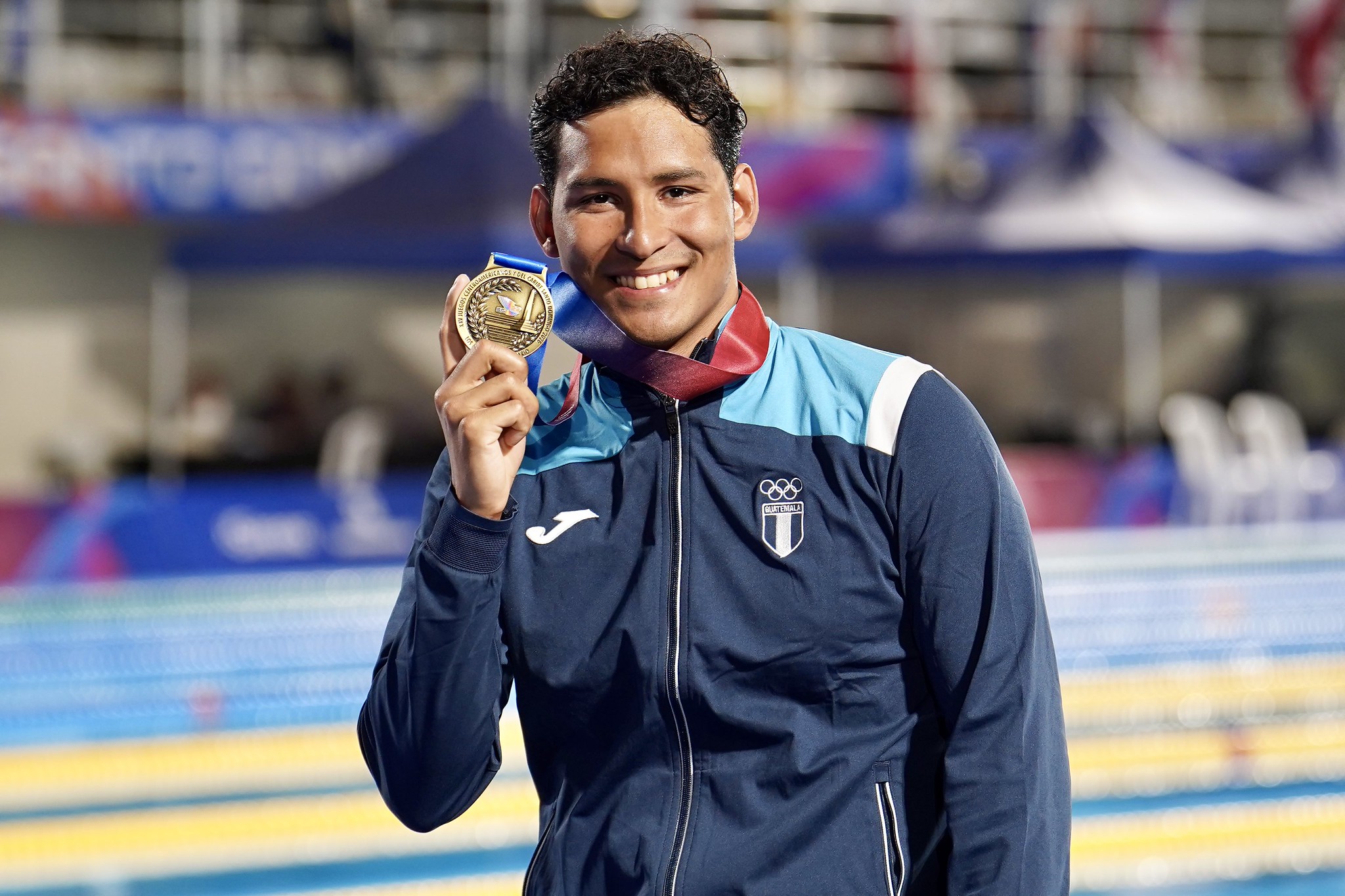 Erick Gordillo celebra la medalla de oro conquistada en los 400 metros combinado individual, prueba en la que impuso un nuevo récord de los Juegos Centroamericanos y del Caribe con un tiempo de 4:17.68. Foto Prensa Libre: Comité Olímpico Guatemalteco.