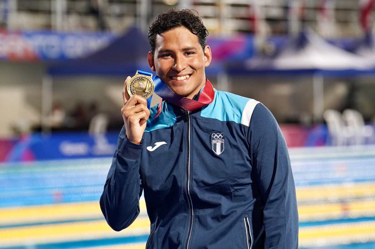 Erick Gordillo celebra la medalla de oro conquistada en los 400 metros combinado individual, prueba en la que impuso un nuevo récord de los Juegos Centroamericanos y del Caribe con un tiempo de 4:17.68. Foto Prensa Libre: Comité Olímpico Guatemalteco.