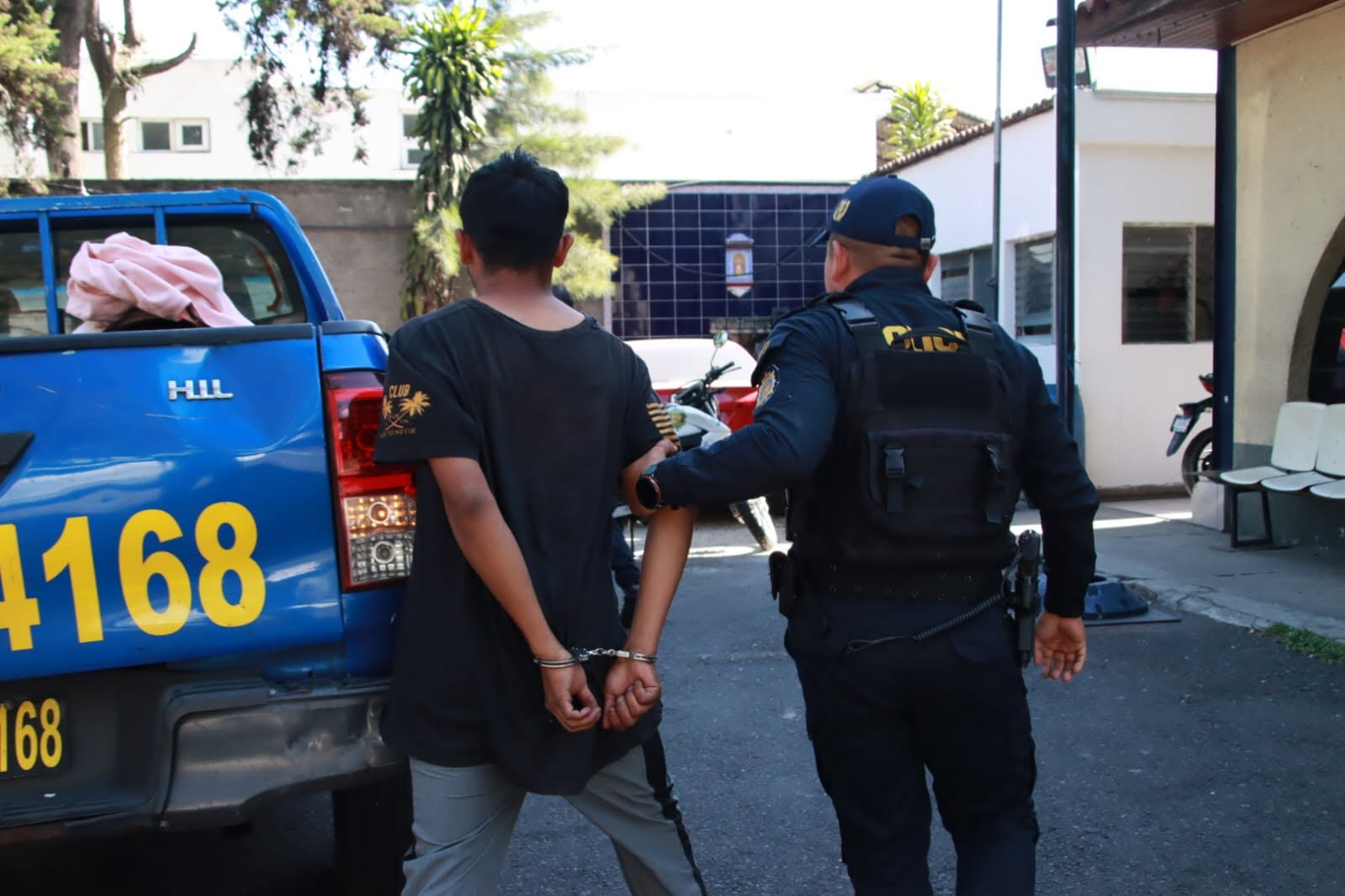 Agentes de la PNC custodian a un hombre de 21 años señalado de presuntamente asaltar a pasajeros de un autobús en la calzada Roosevelt, zona 11, donde las autoridades recuperaron teléfonos celulares, billeteras y carteras que habrían sido robados. (Foto Prensa Libre: PNC)