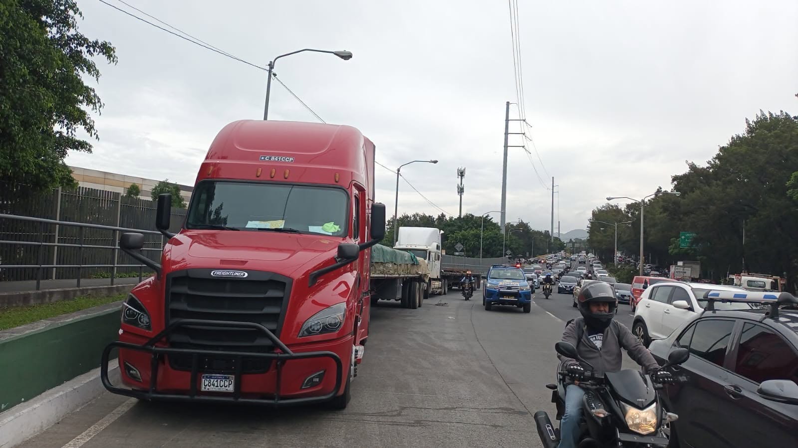 Propietarios de vehículos aún deben pagar el impuesto de circulación antes del 31 de julio, ya que la prórroga aprobada por el Congreso todavía no ha entrado en vigor. (Foto Prensa Libre: Tomada del Facebook PMT Ciudad de Guatemala)