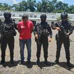 Agentes de la SGAIA capturan en Ayutla, San Marcos, a Walter "E.", requerido por Estados Unidos con fines de extradición por un caso relacionado con narcotráfico. (Foto Prensa Libre: PNC)