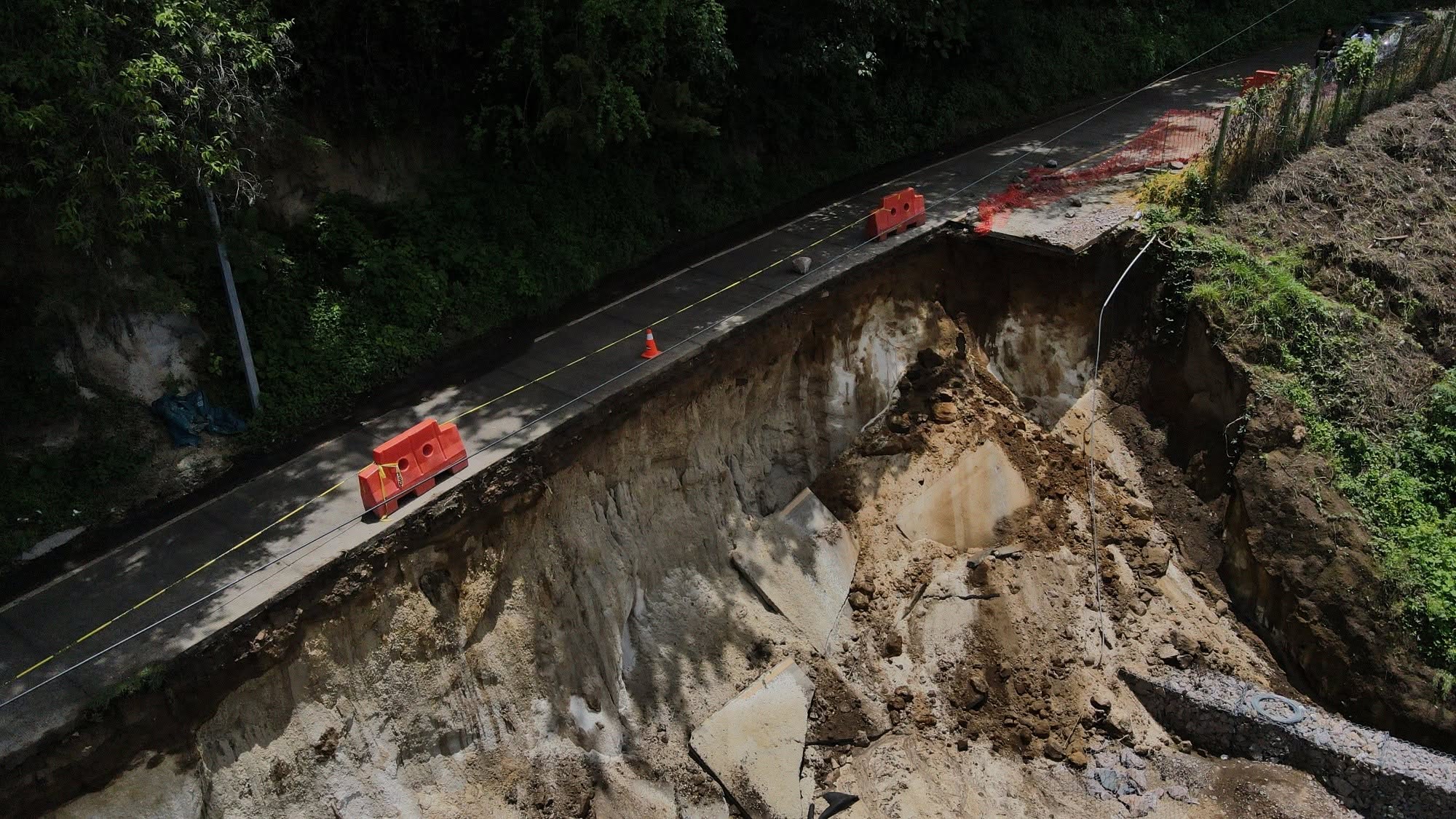 El socavamiento mantiene un carril inestable en la ruta alterna entre La Antigua Guatemala y San Bartolomé Milpas Altas. El paso para transporte pesado continúa restringido. (Foto Prensa Libre: Tomada del Facebook Gobernación de Sacatepéquez)