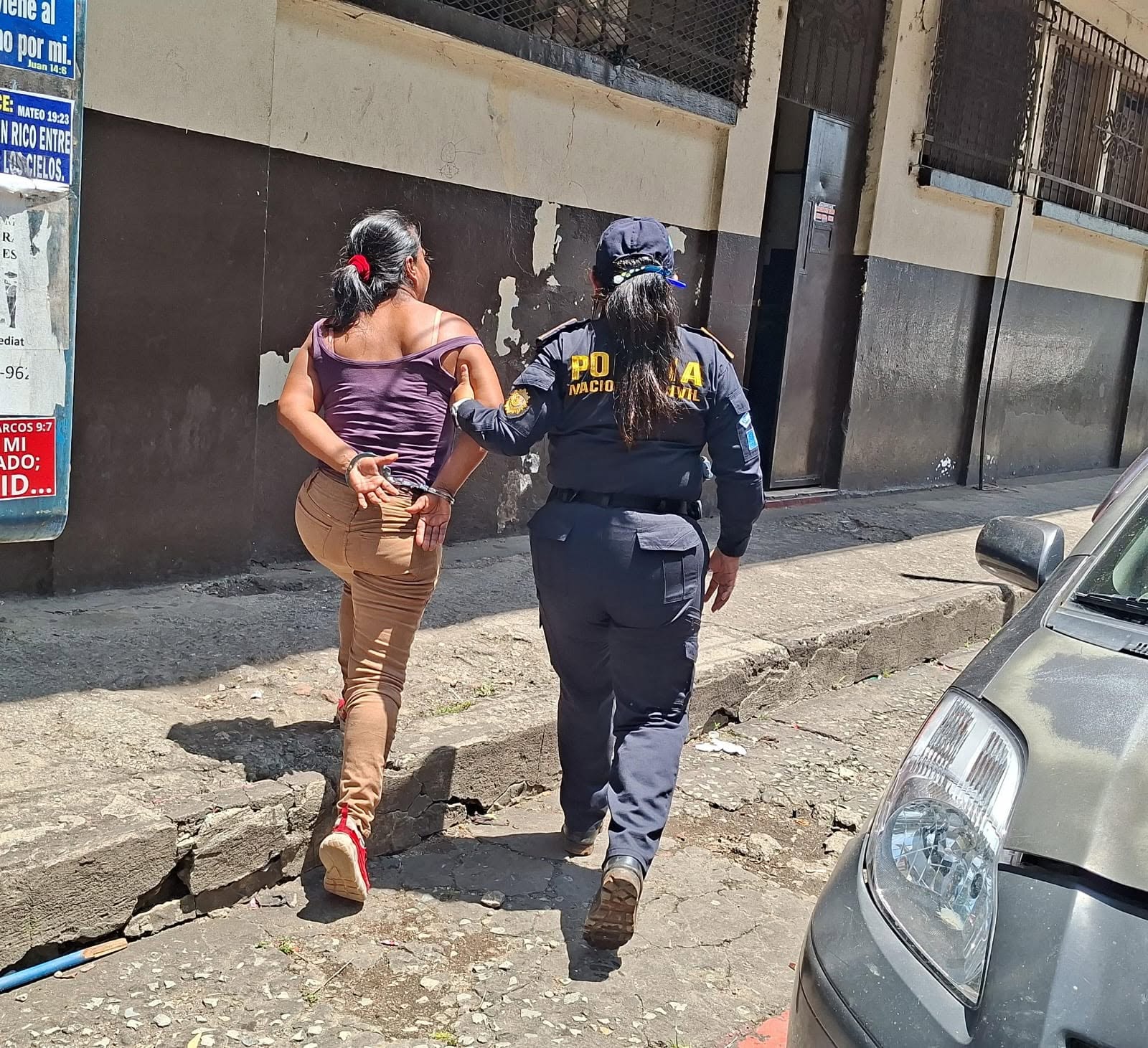 Evelin “N”, alias "China", fue capturada por la PNC cuando presuntamente intentaba ingresar un teléfono celular a la Granja Penal Canadá, en Escuintla. (Foto Prensa Libre: PNC)