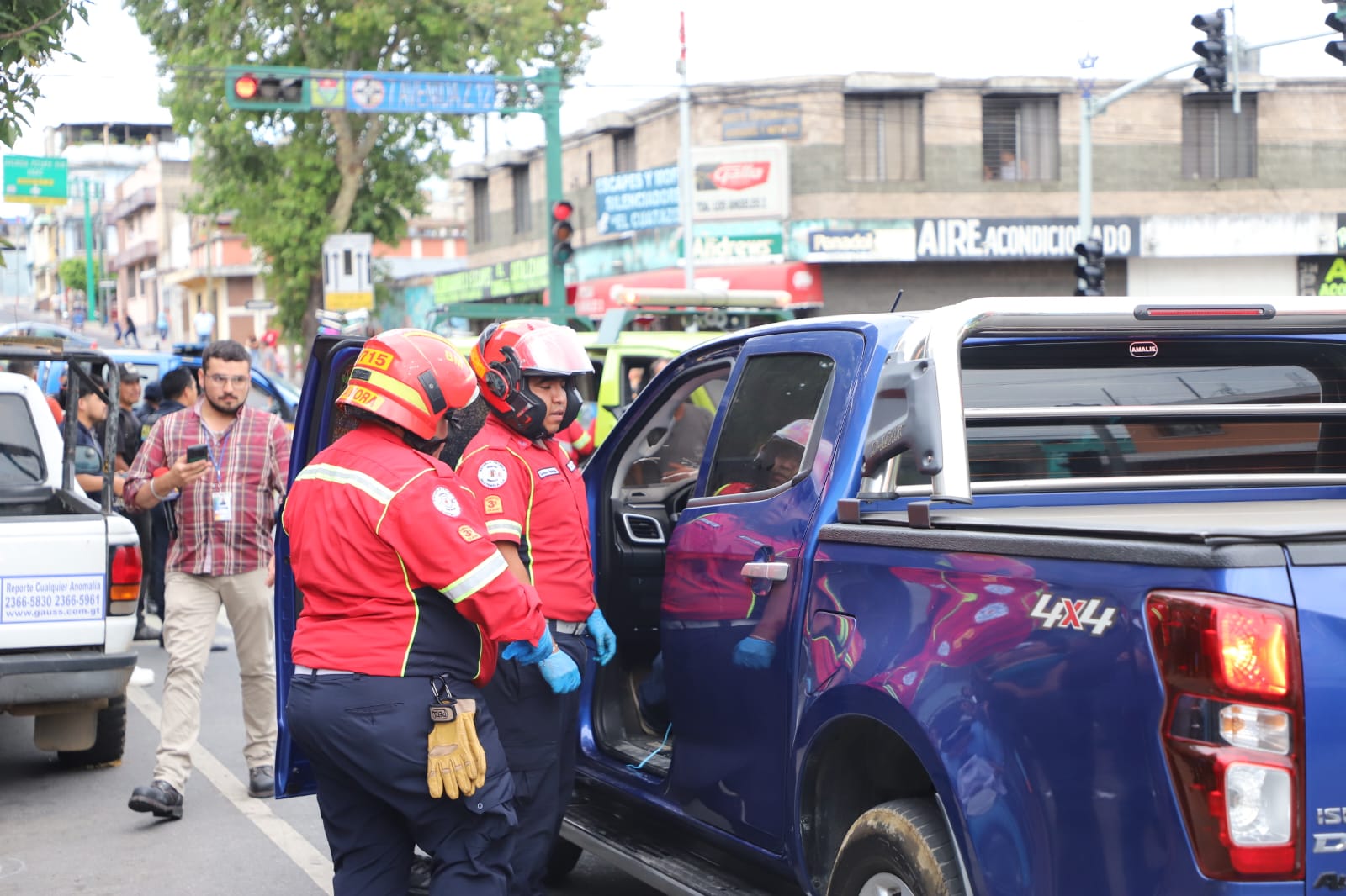 El picop donde viajaban las víctimas presenta múltiples perforaciones de bala tras el ataque armado ocurrido en la colonia La Reformita, zona 12 de la capital. (Foto Prensa Libre: CBM)