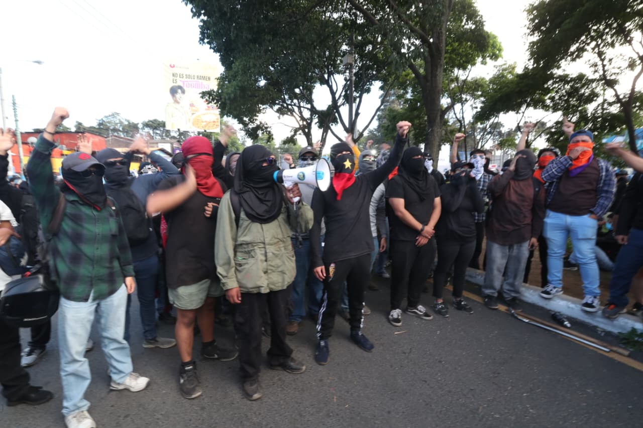 Manifestantes se concentran en los accesos al campus central de la Usac durante la jornada en la que Walter Mazariegos asumió un nuevo período como rector. (Foto Prensa Libre: Moisés Xec)