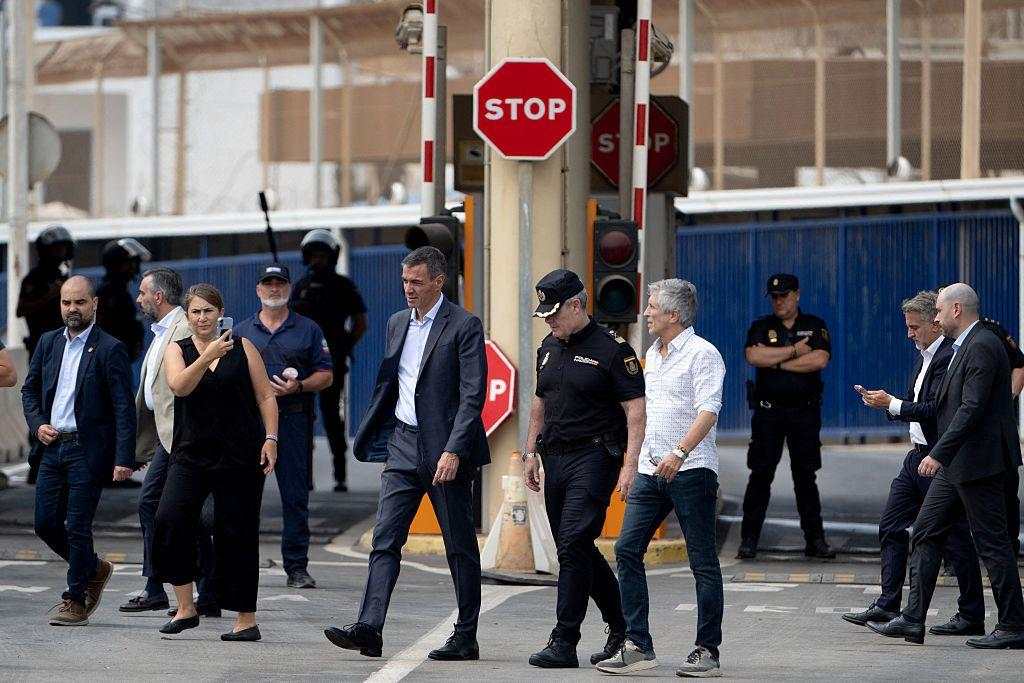 Jóvenes cruzando a Ceuta