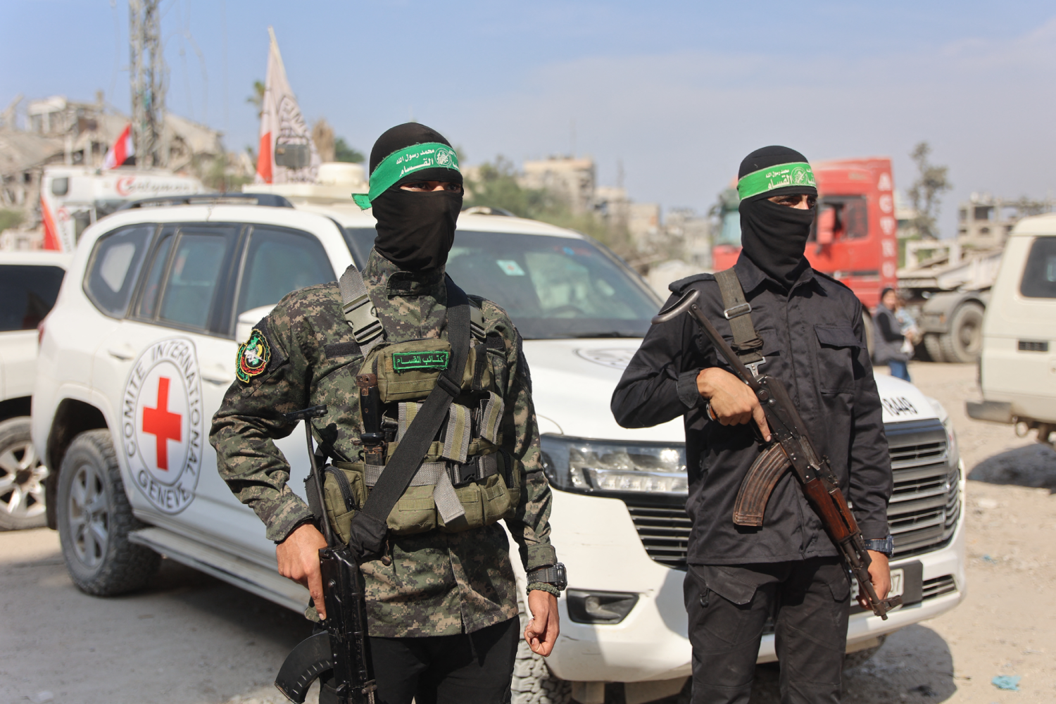 Un palestino descansa entre los escombros en el lugar donde un ataque israelí impactó una casa en la Ciudad de Gaza, el 30 de julio de 2026.