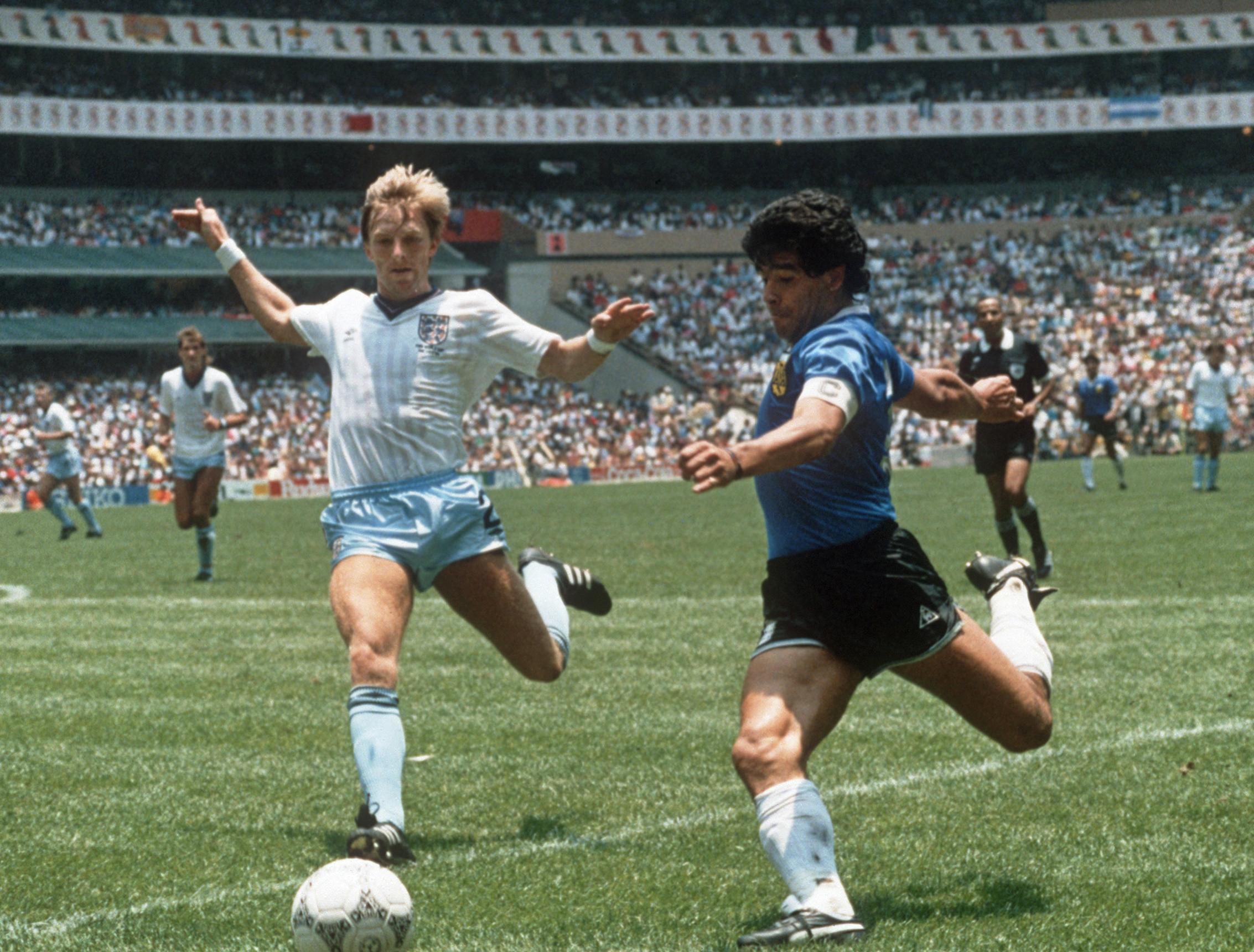 En esta foto de archivo tomada el 22 de junio de 1986, el delantero argentino Diego Maradona (derecha) se prepara para centrar el balón bajo la presión del defensa inglés Gary Stevens durante el partido de cuartos de final de la Copa del Mundo entre Argentina e Inglaterra, disputado en Ciudad de México. Foto Hemeroteca Prensa Libre-AFP.

