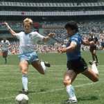 En esta foto de archivo tomada el 22 de junio de 1986, el delantero argentino Diego Maradona (derecha) se prepara para centrar el balón bajo la presión del defensa inglés Gary Stevens durante el partido de cuartos de final de la Copa del Mundo entre Argentina e Inglaterra, disputado en Ciudad de México. Foto Hemeroteca Prensa Libre-AFP.