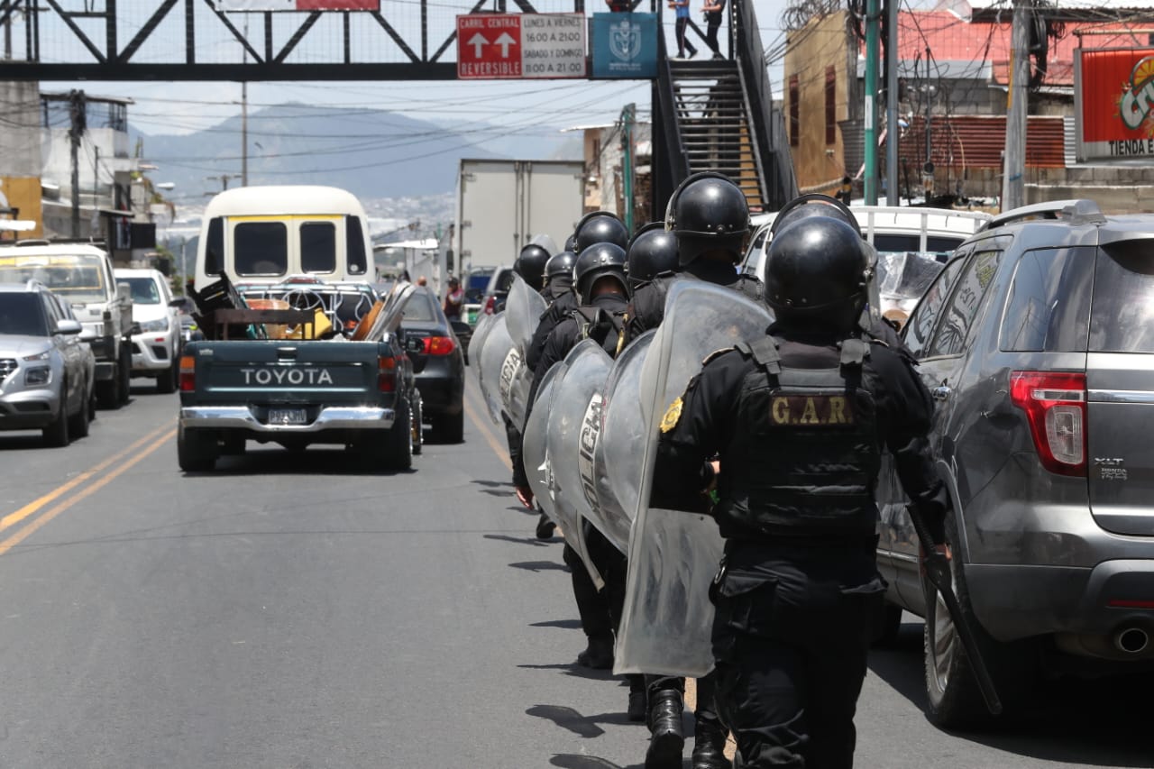ANTIMOTINES EN BLOQUEO EN PRADOS DE VILLA HERMOSA