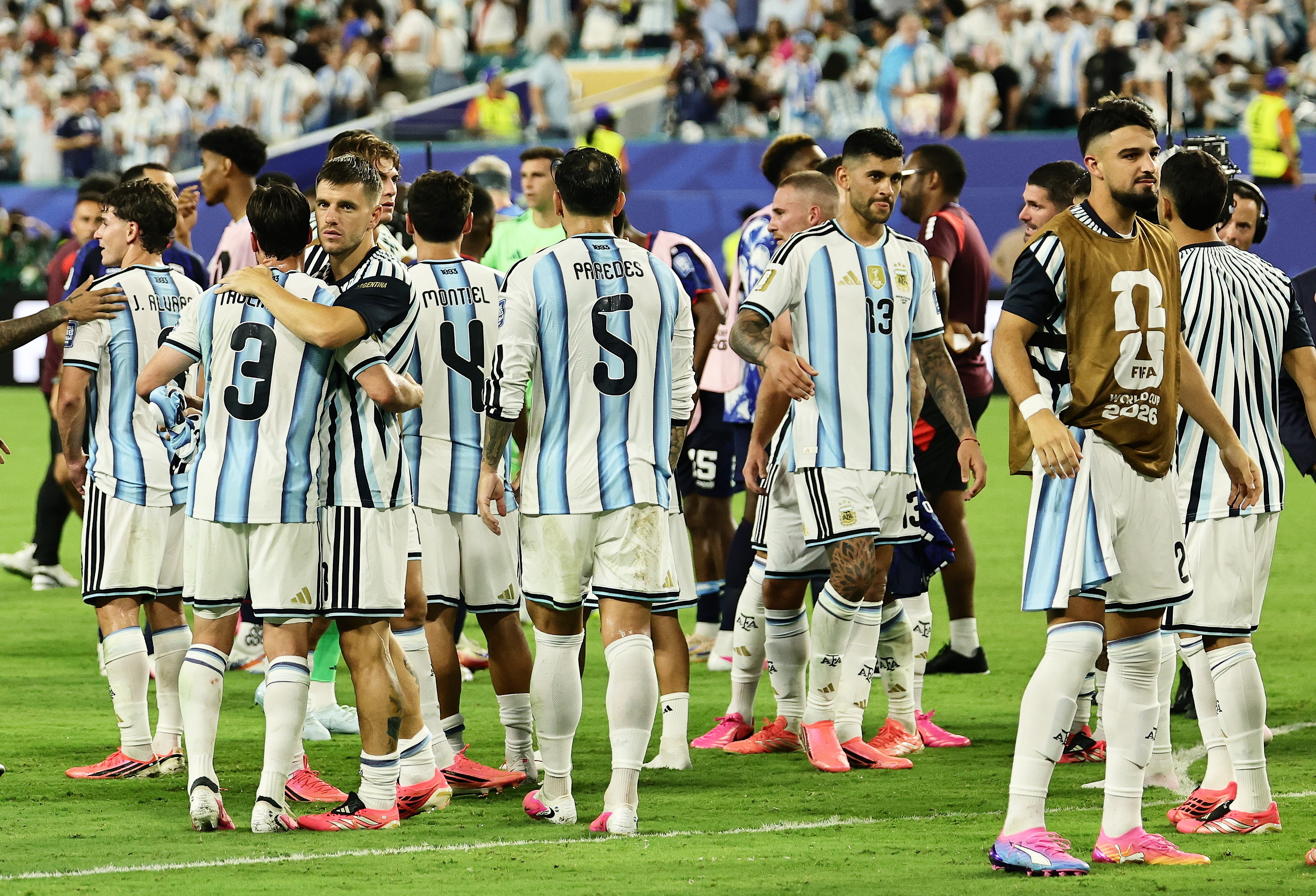 MIAMI (United States), 03/07/2026.- Players of Argentina celebrate at the end of the FIFA World Cup 2026 Round of 32 match Argentina against Cape Verde, in Miami, USA, 03 July 2026. Argentina won 3-2. (Cabo Verde) EFE/EPA/RONALD WITTEK