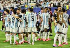 MIAMI (United States), 03/07/2026.- Players of Argentina celebrate at the end of the FIFA World Cup 2026 Round of 32 match Argentina against Cape Verde, in Miami, USA, 03 July 2026. Argentina won 3-2. (Cabo Verde) EFE/EPA/RONALD WITTEK