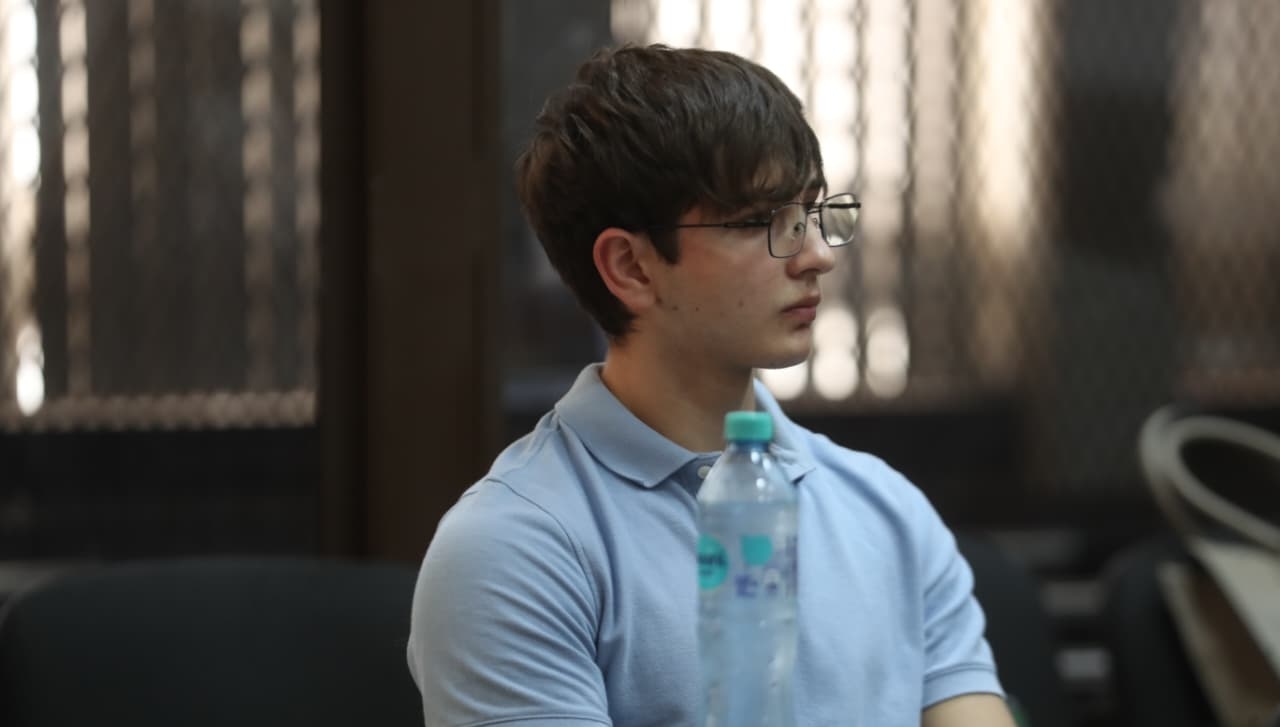 Andrés Alcázar Crespo participa en una audiencia en el Juzgado de Mayor Riesgo B, donde enfrenta proceso por el delito de plagio o secuestro en grado de complicidad.  (Foto Prensa Libre)