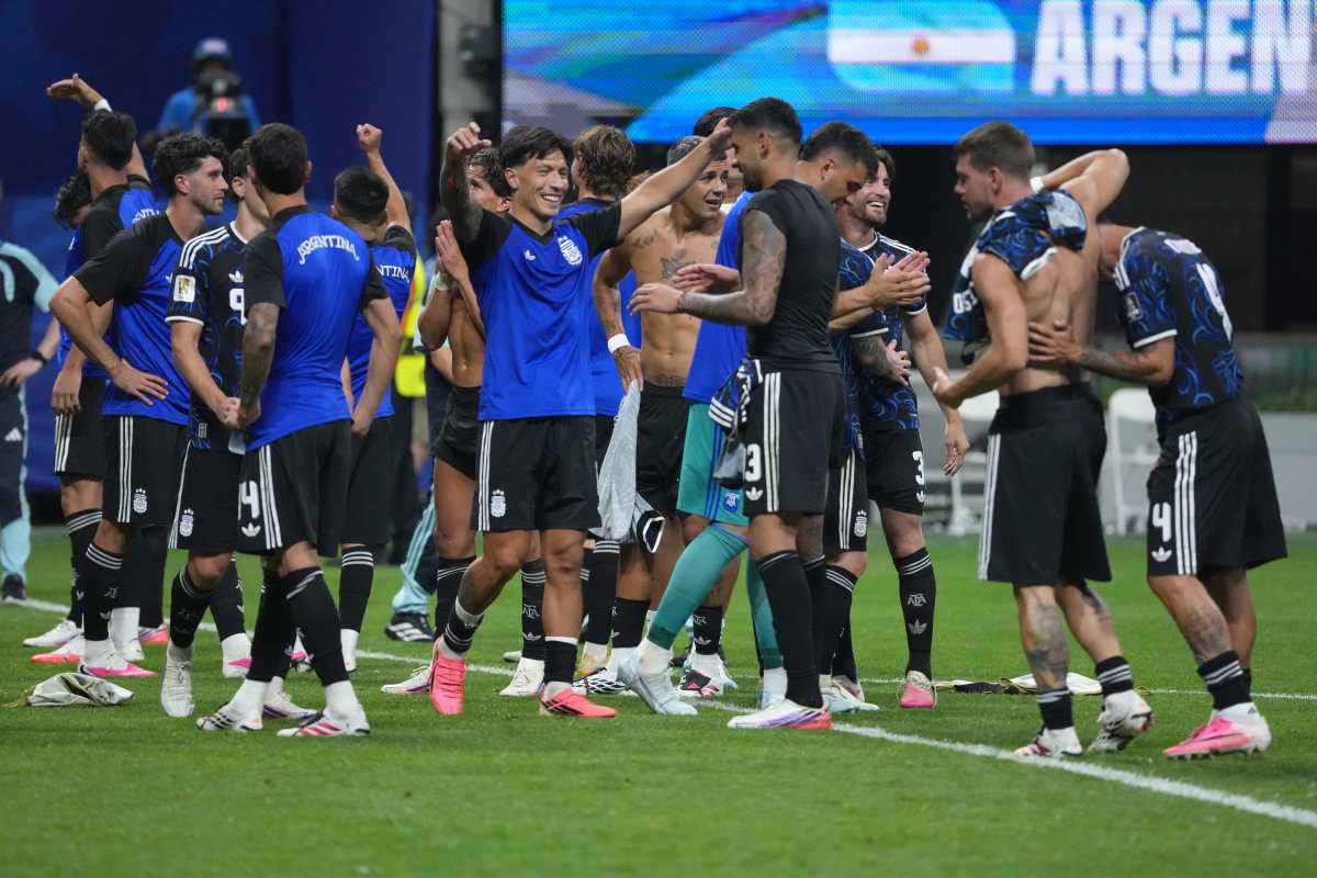 ¿Qué tenía escrito? la reacción de Messi y otros jugadores al ver la botella de agua del portero Jordan Pickford