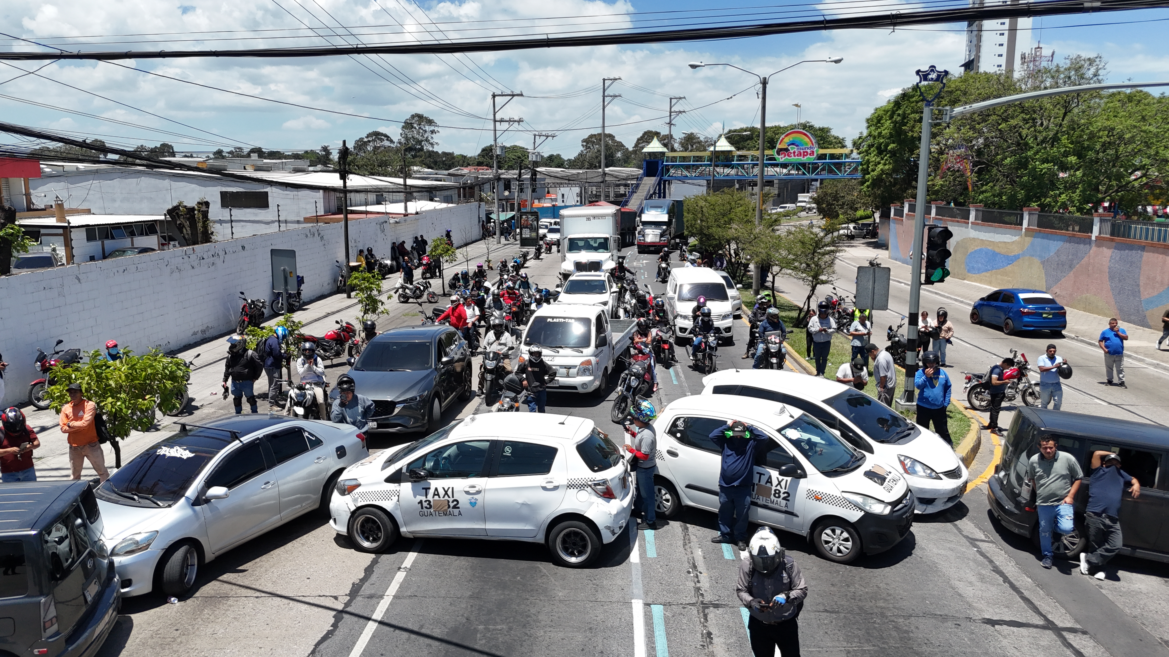 Conductores de taxis piratas y taxis autorizados bloquean difentes purntos en la capital, esto en forma de protesta por el incremmento en los precios del combustible. Los bloqueos se mantienen en el kilometro 15 de la calzada Roosevelt y la 32 calle de la Avenida Petepa y la calzada Antanasio Tzul. 

Foto Prensa Libre: Javier González       21/07/2026