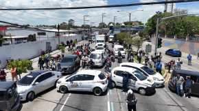 Conductores de taxis piratas y taxis autorizados bloquean difentes purntos en la capital, esto en forma de protesta por el incremmento en los precios del combustible. Los bloqueos se mantienen en el kilometro 15 de la calzada Roosevelt y la 32 calle de la Avenida Petepa y la calzada Antanasio Tzul. 

Foto Prensa Libre: Javier González       21/07/2026