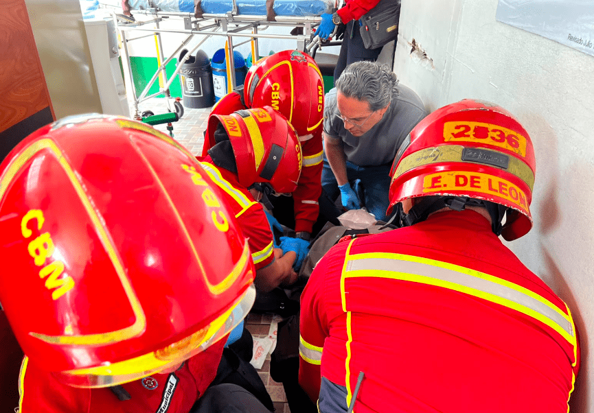 BOMBEROS ATIENDEN A GUARDIAS HERIDOS DE BALA ZONA 3 CIUDAD