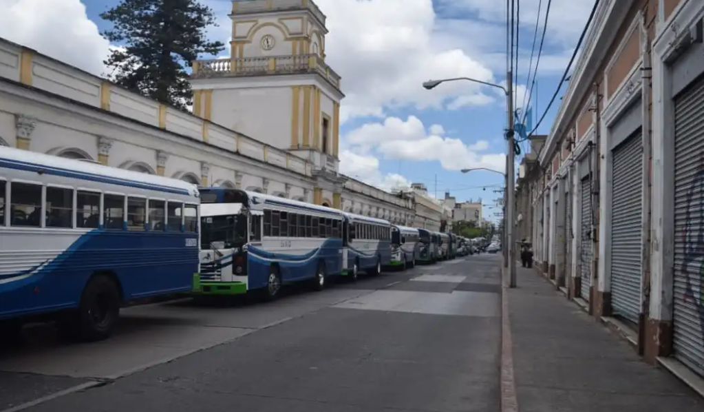 Transportistas de la capital y Mixco anuncian manifestación por alza en combustibles y piden ajuste a la tarifa