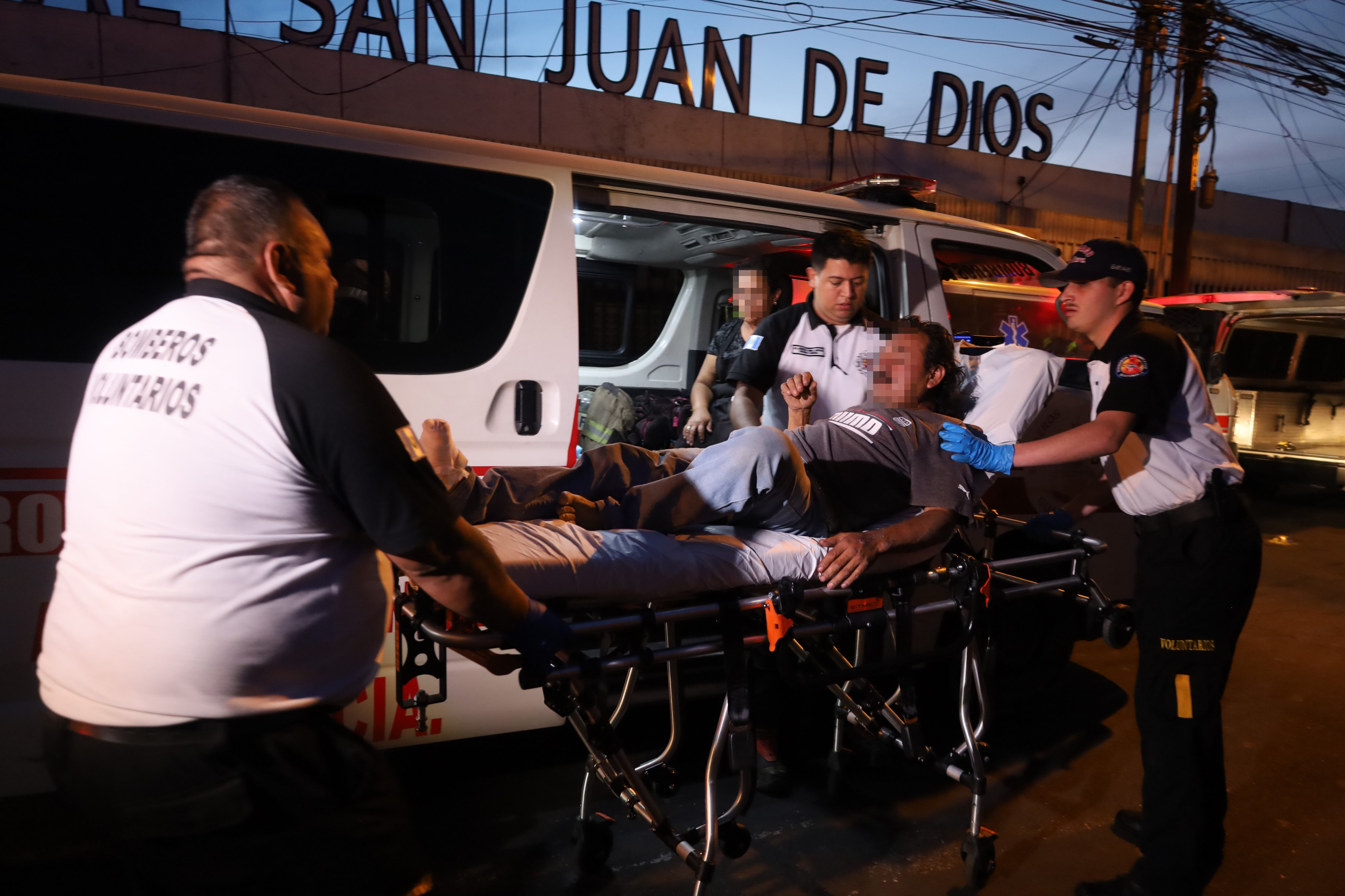 Socorristas trasladan a uno de los heridos al Hospital General San Juan de Dios, luego del ataque armado ocurrido en el parque central de San Antonio Las Flores, Chinautla. (Foto Prensa Libre: CVB) 