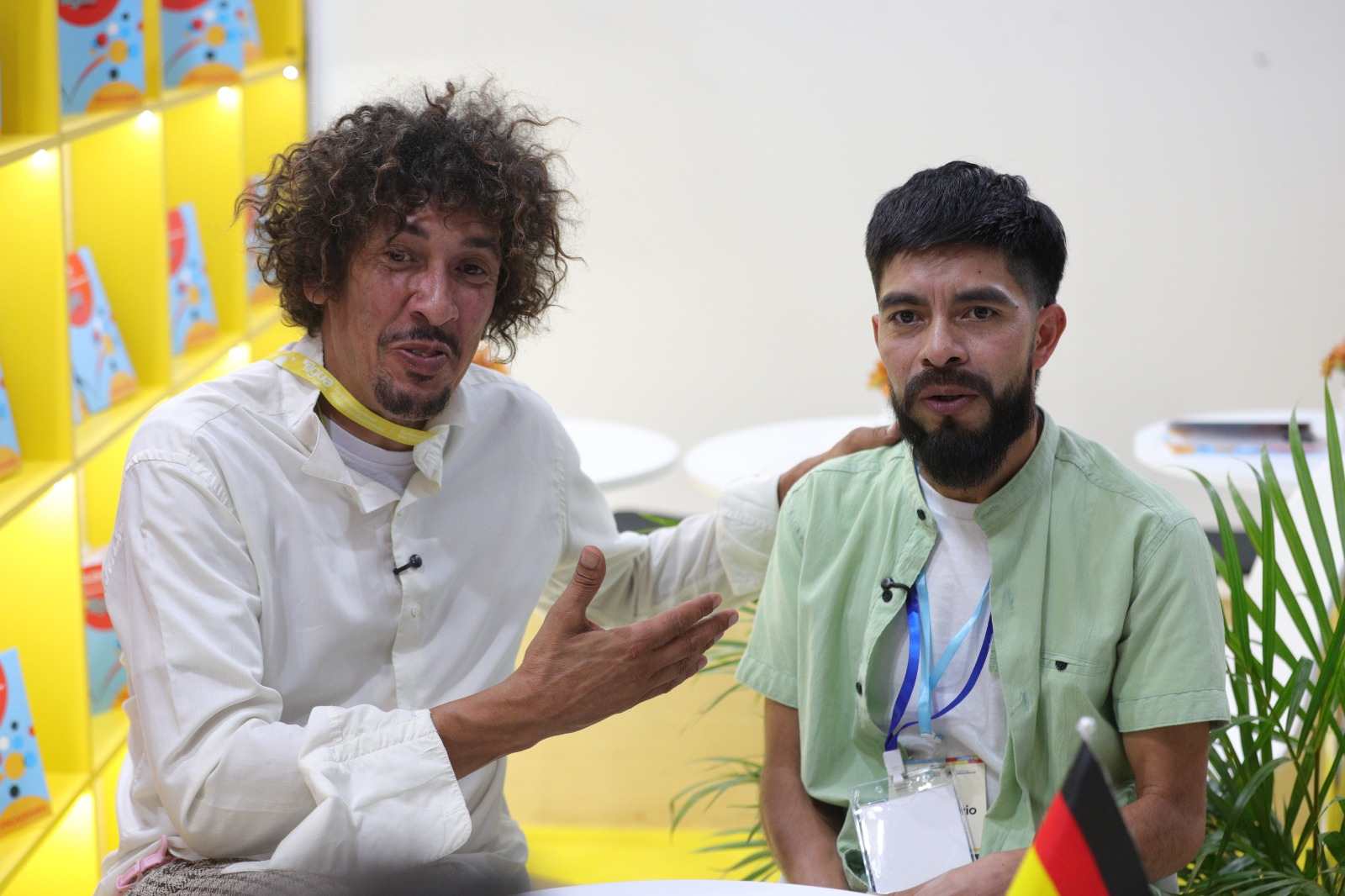 El alemán Danny Beuerbach y el guatemalteco Carlos Hernández protagonizaron un intercambio cultural durante Filgua 2026 con su experiencia de peluquero lector. (Foto Prensa Libre: Keneth Cruz)