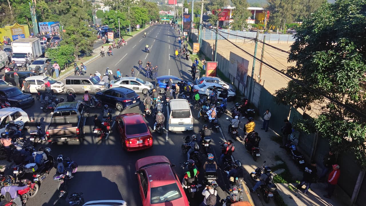 Bloqueo manifestación calzada Roosevelt alza precios combustibles taxistas Mixco