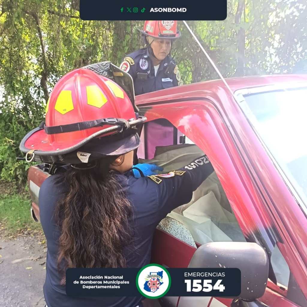Bombera cubre el cuerpo de una de las víctimas del ataque armado ocurrido en La Democracia, Escuintla.