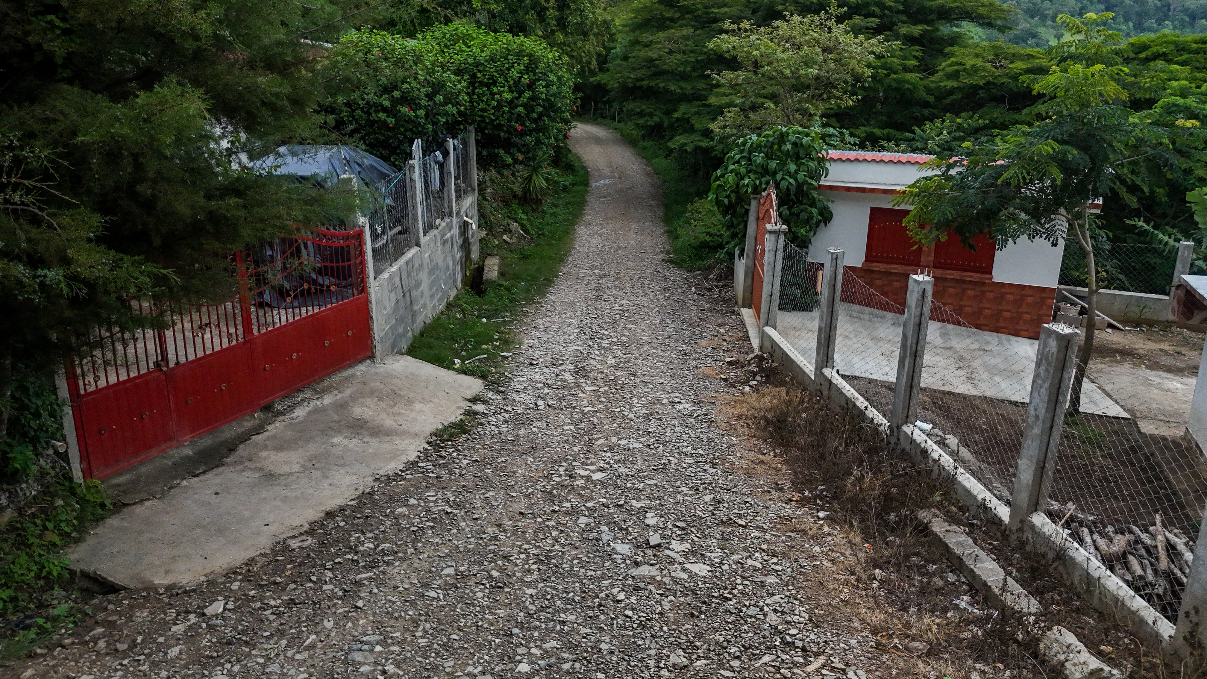 Camino con balastro que debe recibir mantenimiento de cara a época de lluvias. San Juan La Ermita, Chiquimula. (Foto Prensa Libre: Juan Diego González)