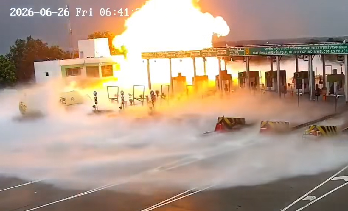 Un camión cisterna que transportaba gas licuado explotó tras impactar contra una caseta de peaje en el norte de la India. (Foto Prensa Libre: Facebook @Radio 580 Nicaragua)
