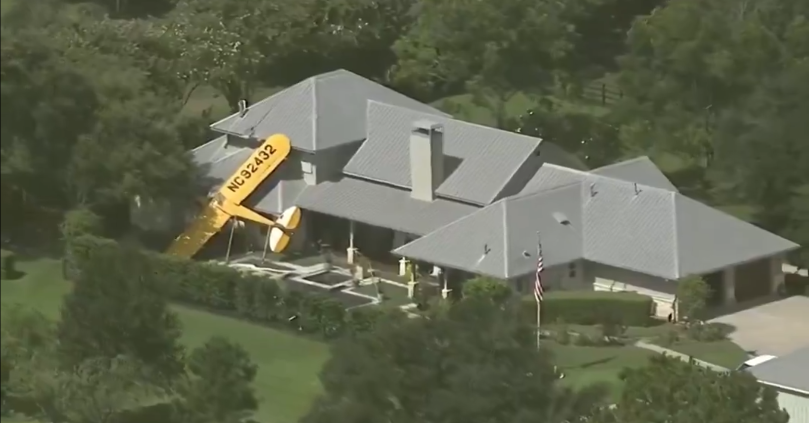 Una avioneta de pequeño tamaño cayó este lunes sobre una vivienda en el condado de Fort Bend, Texas, cuando intentaba aterrizar en una pista cercana. El piloto, único ocupante de la aeronave, sufrió heridas leves y las autoridades investigan las causas del accidente y si había personas dentro de la casa.