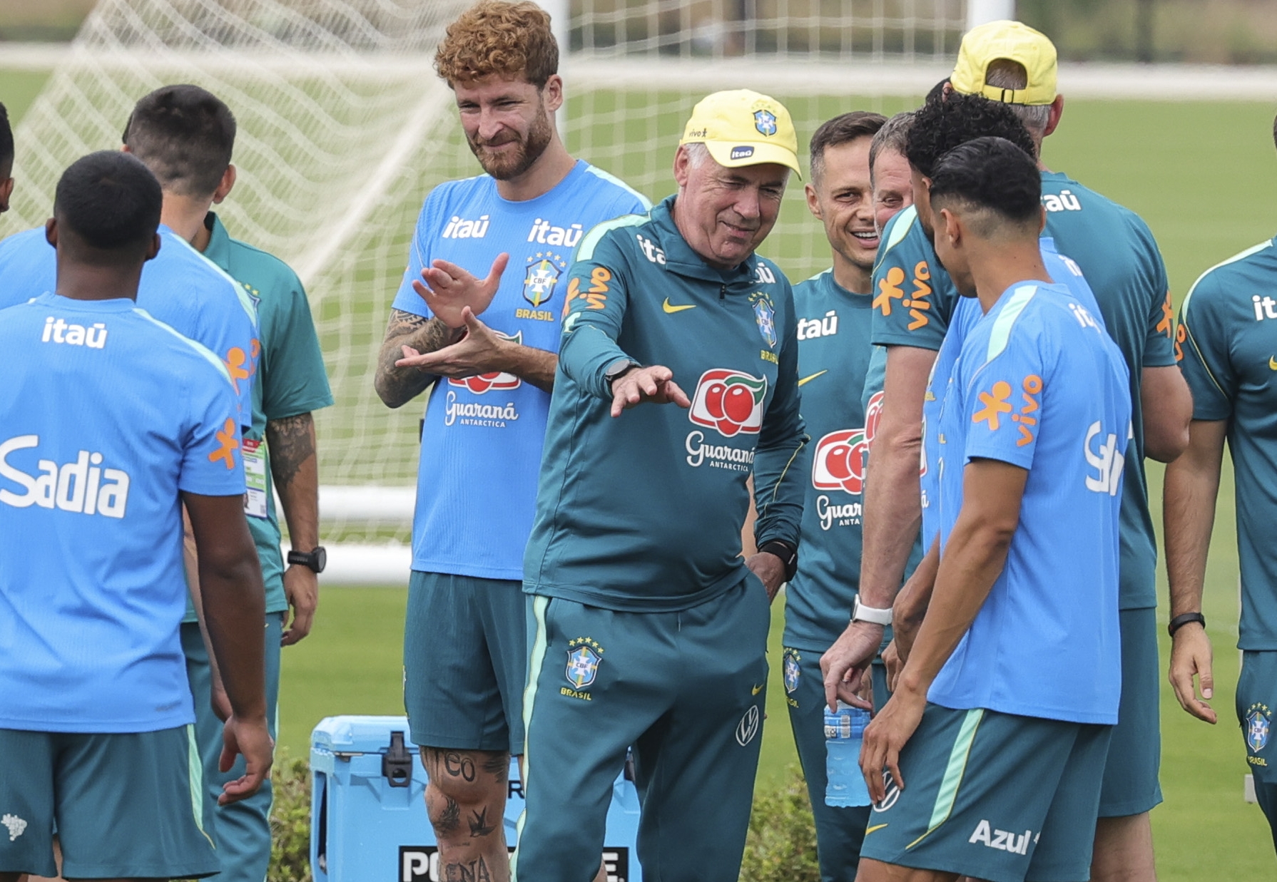 El enojo de “Carletto”: la reacción de Ancelotti cuando no logra hacer tecniquitas en un entrenamiento de Brasil