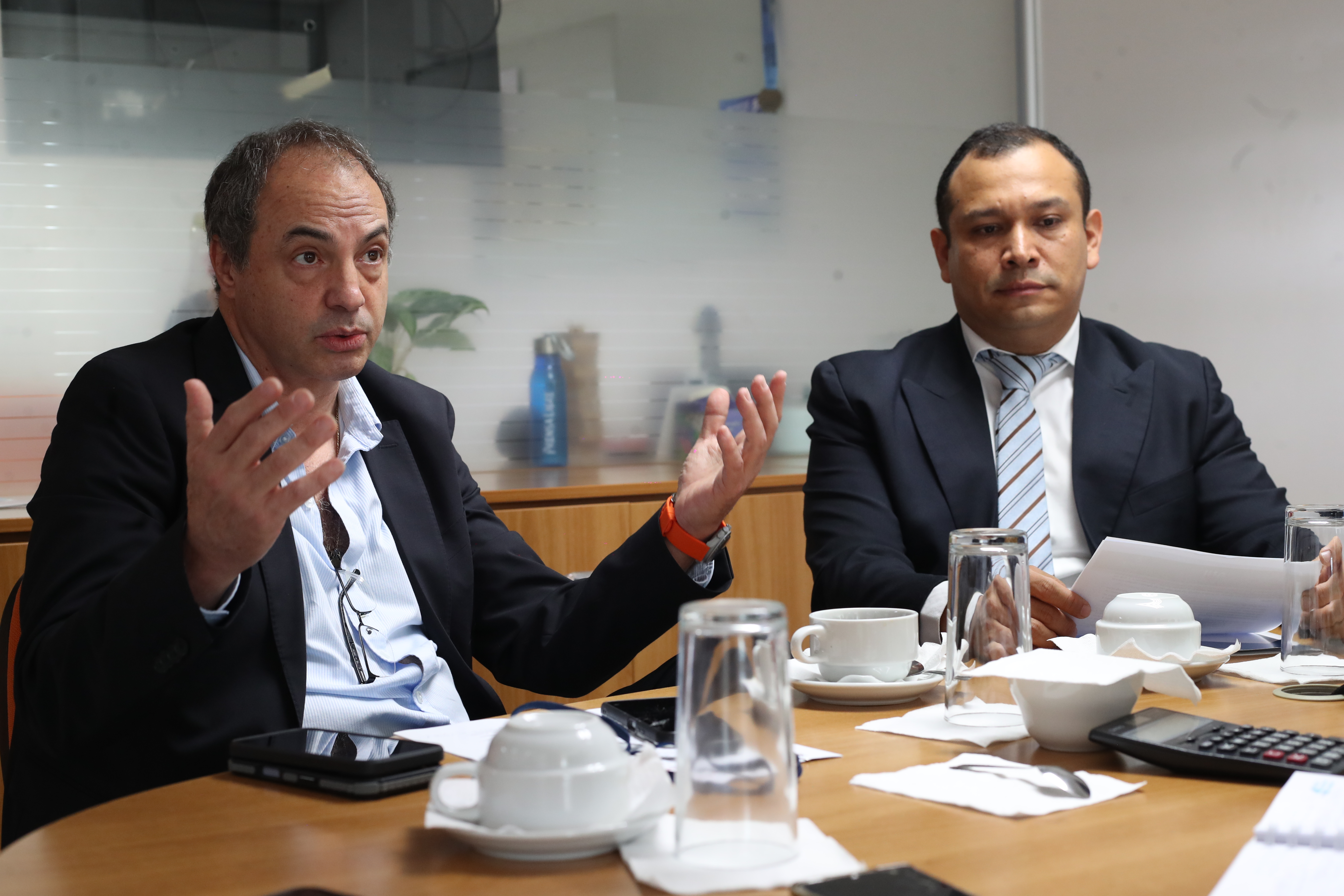 Sandro Testelli, director de país de Convía, y Kevyn Valencia, director ejecutivo en funciones de la ANI, explicaron la recalibración del proyecto y los avances en la construcción y rehabilitación de la Autopista Escuintla-Puerto Quetzal (AEPQ), desarrollada bajo el modelo de alianza público-privada (APP). (Foto Prensa Libre: Esvin García)