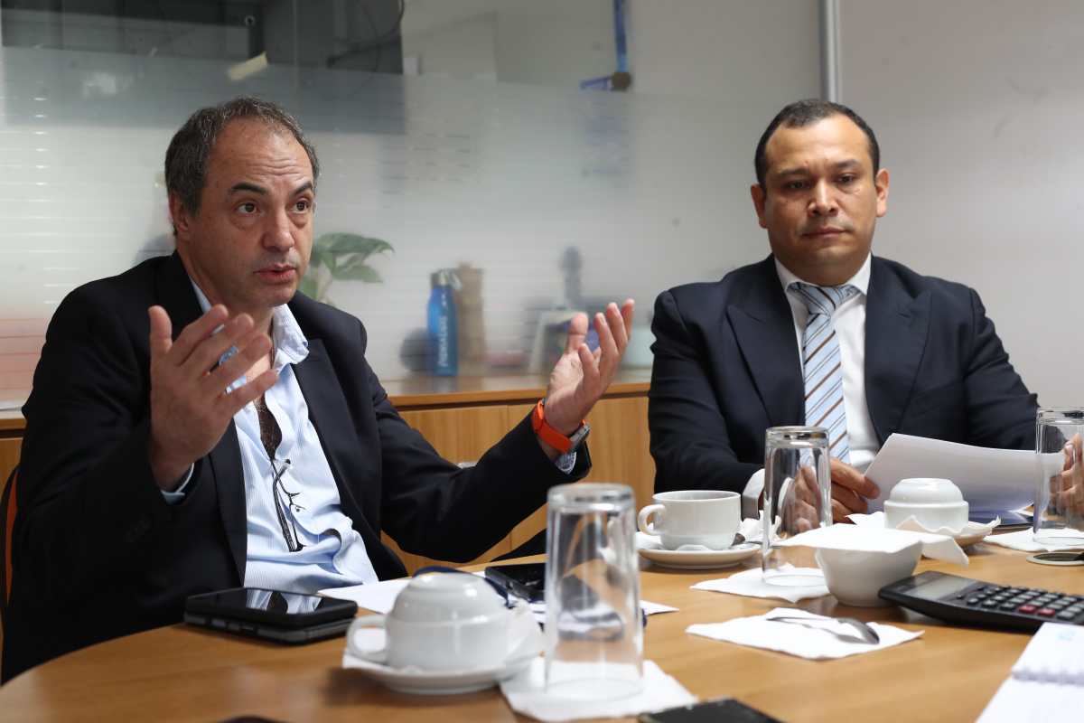 Sandro Testelli, director de país de Convía, y Kevyn Valencia, director ejecutivo en funciones de la ANI, explicaron la recalibración del proyecto y los avances en la construcción y rehabilitación de la Autopista Escuintla-Puerto Quetzal (AEPQ), desarrollada bajo el modelo de alianza público-privada (APP). (Foto Prensa Libre: Esvin García)